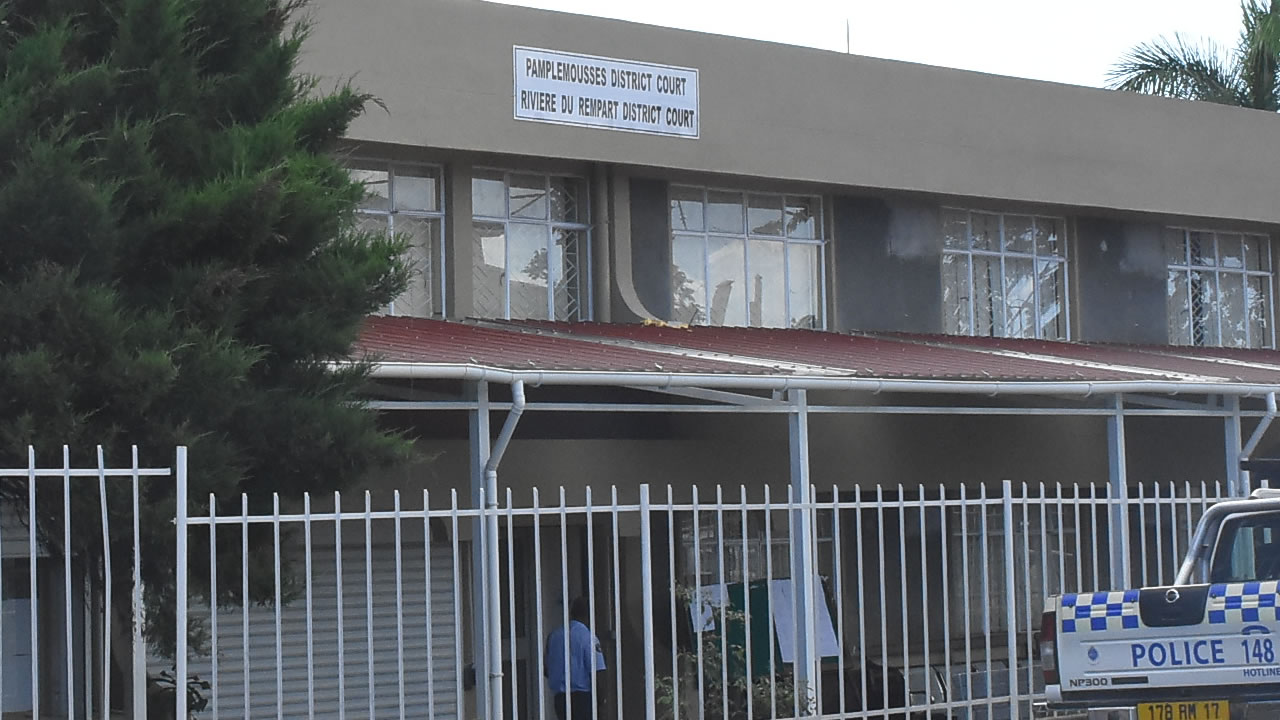 La cour de Pamplemousses