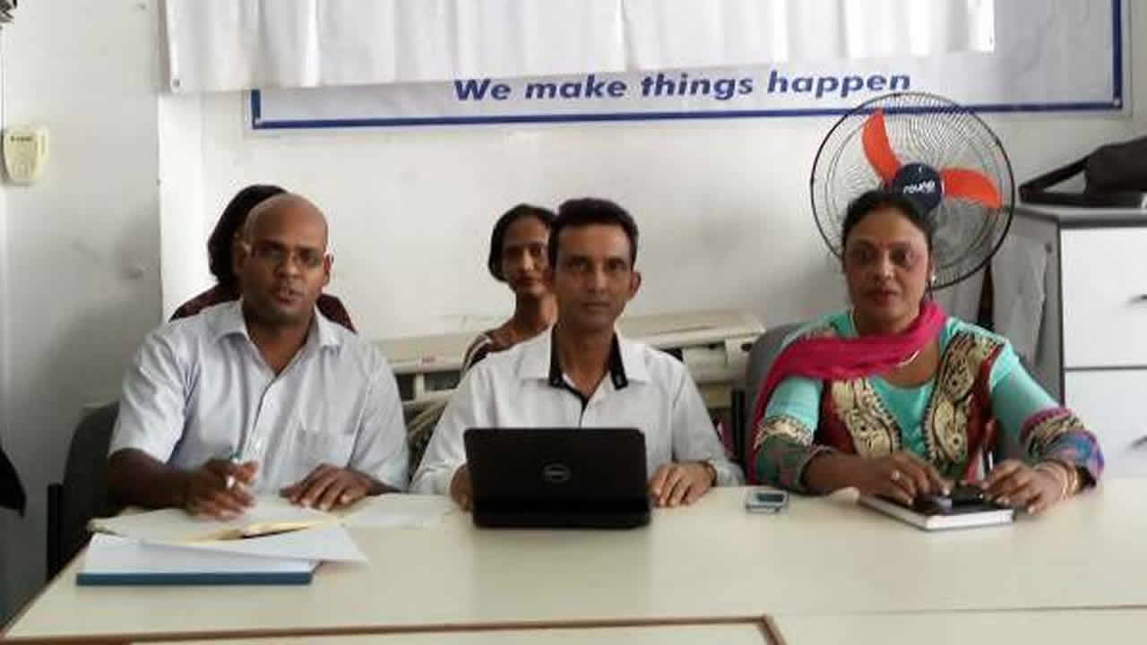 Amarjeet Seetohul entouré de ses proches collaborateurs.