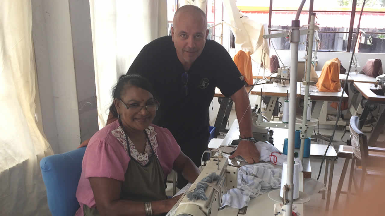 Nicolas Larquier et une machiniste à l’œuvre.