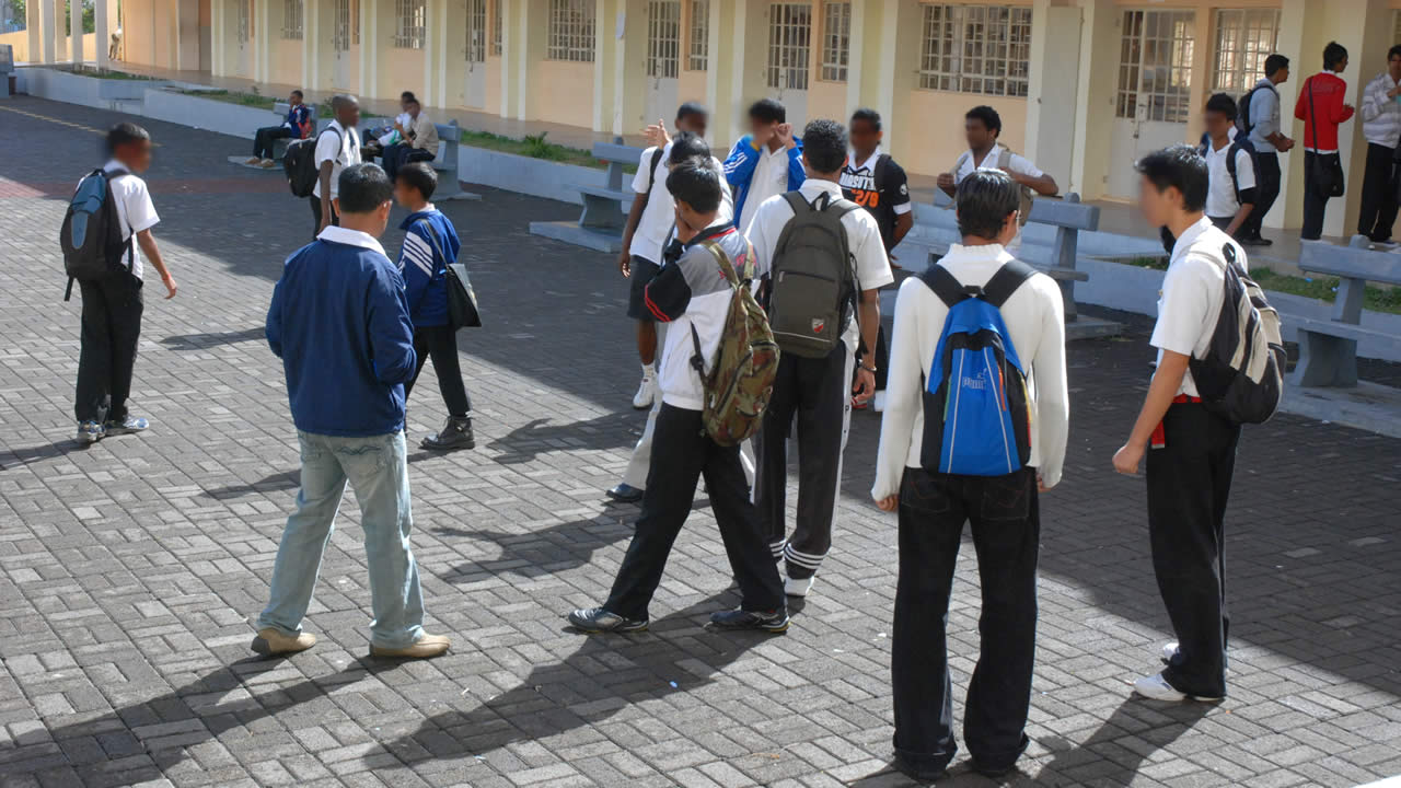 Le Mauritius Institute of Training and Development propose divers cours à plein temps dans  ses différents centres pour les étudiants qui n'ont pas eu cinq credits. 