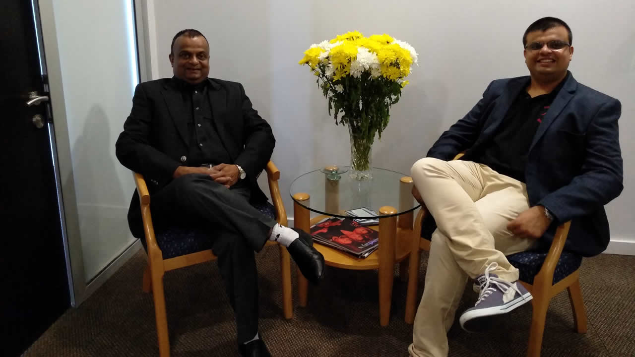 Le Dr Avula Jaikishen,  CEO de Red Kangaroo (à g.),  et le Dr Tanvir Jaikishen.