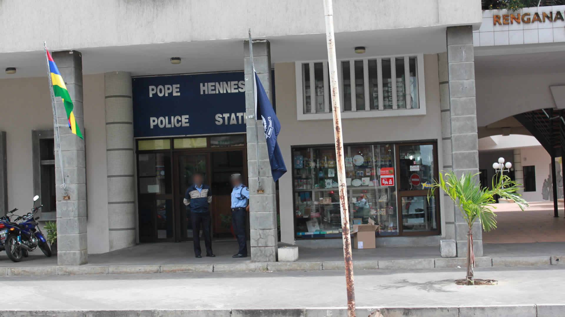 Police de Pope-Hennessy