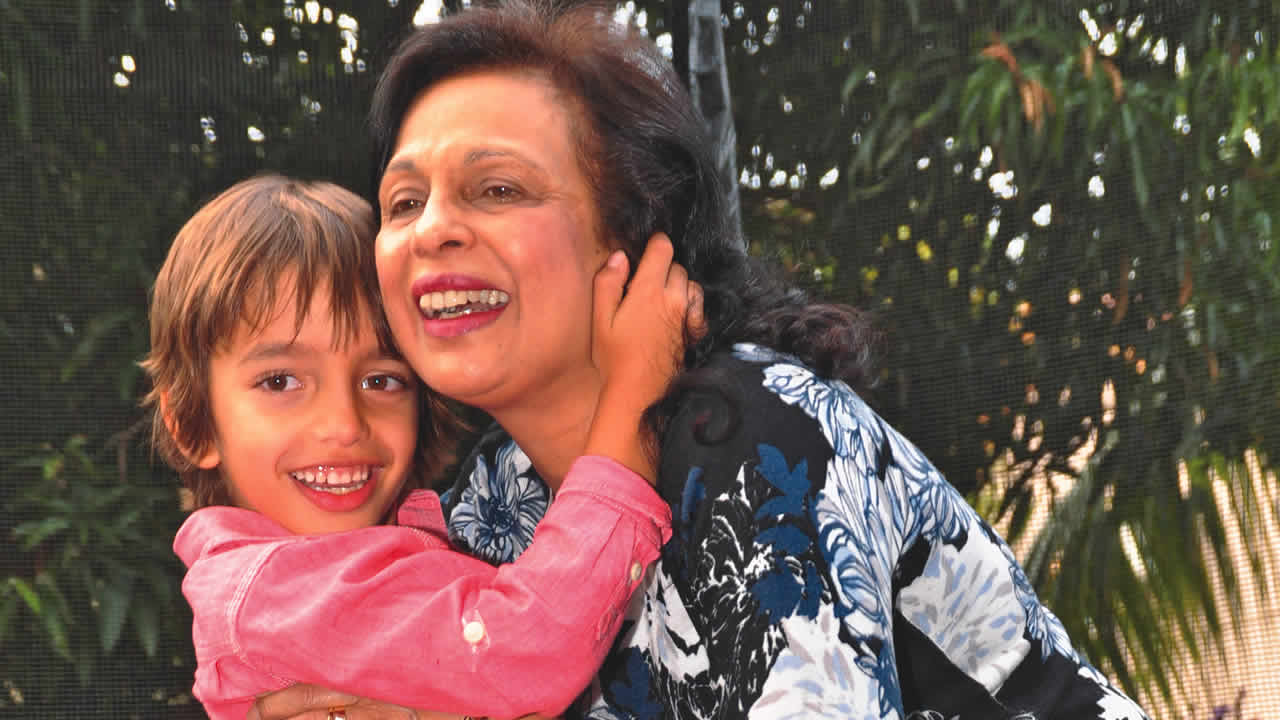 Elle profite de chaque moment de libre avec son petit-fils, Aarhan.