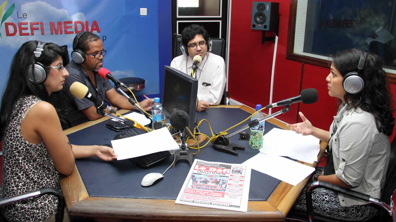 Caroline et Jean-Marie St Cyr ( à gauche) recevant le Dr Nuckchady et Anya Benoit. 