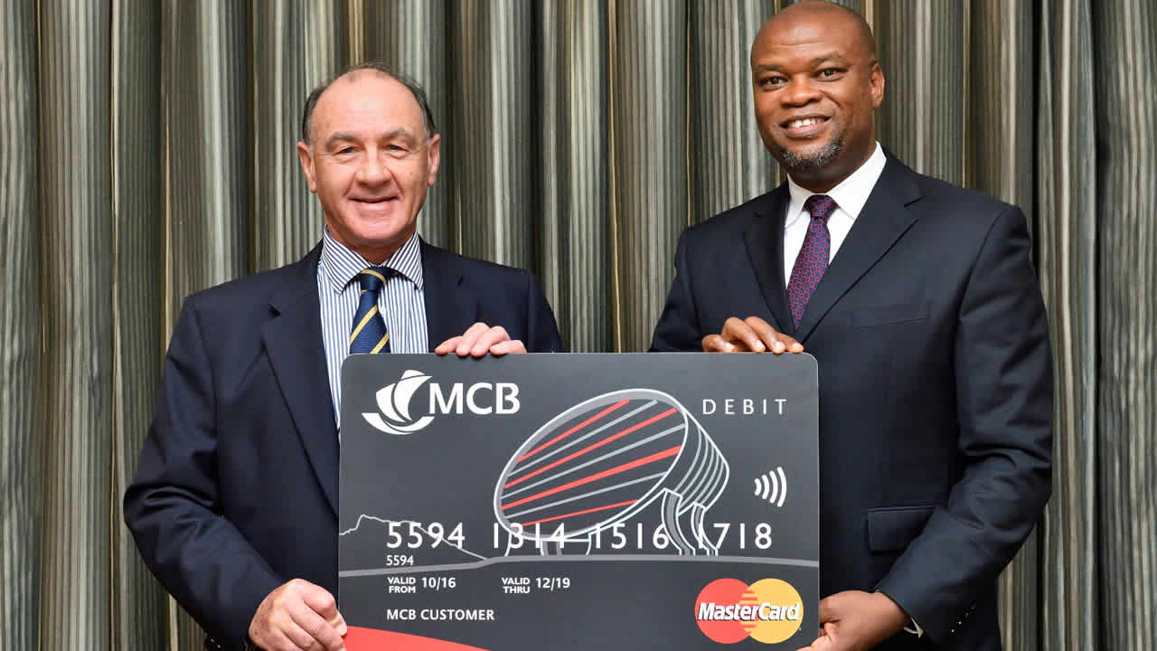 Antony Withers, Chief Executive de la MCB Limited  (à g.), et Daniel Monehin, Division President pour l’Afrique subsaharienne chez MasterCard.
