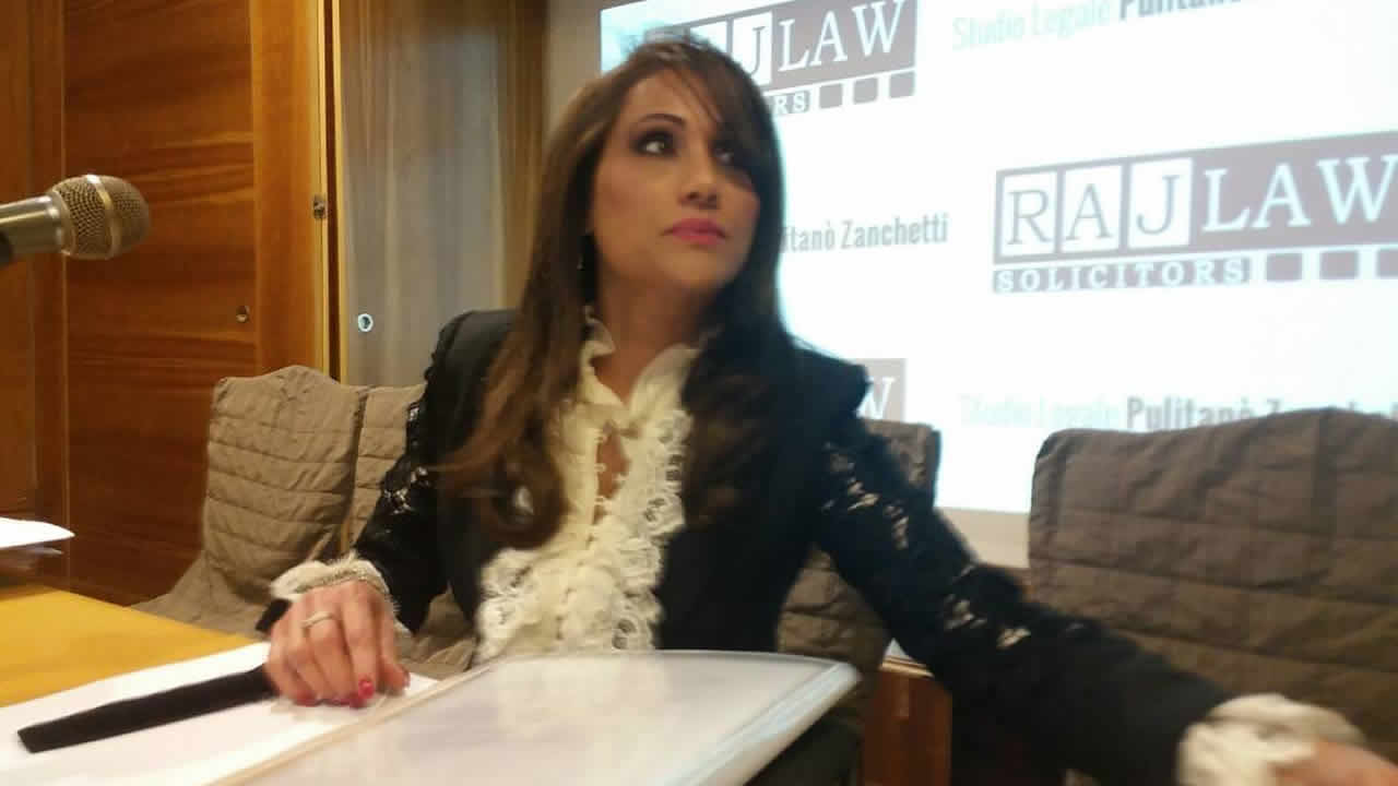 Nandanee Soornack tantôt arrogante, tantôt en colère face à la presse.