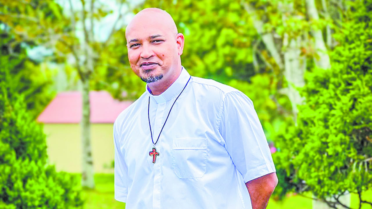 La crèche de Noël, présente dans les églises et dans de nombreux foyers, symbolise cette proximité de Dieu avec les réalités humaines.