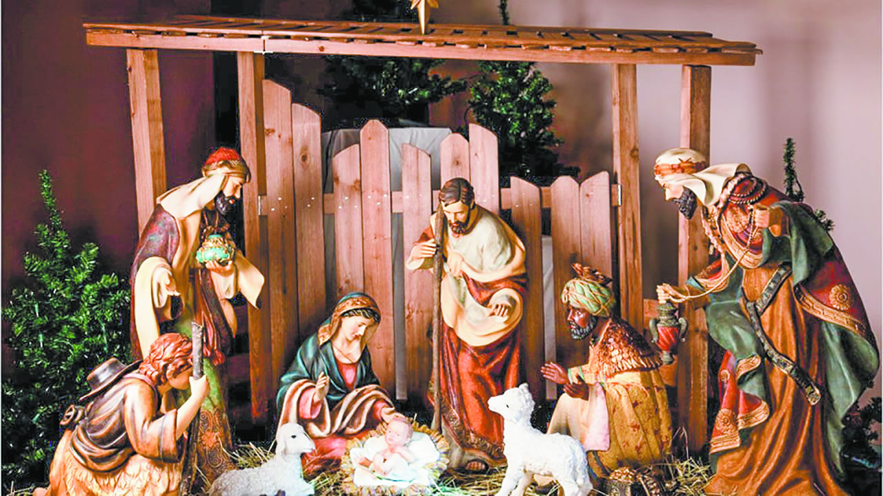 La crèche de Noël, présente dans les églises et dans de nombreux foyers, symbolise cette proximité de Dieu avec les réalités humaines.