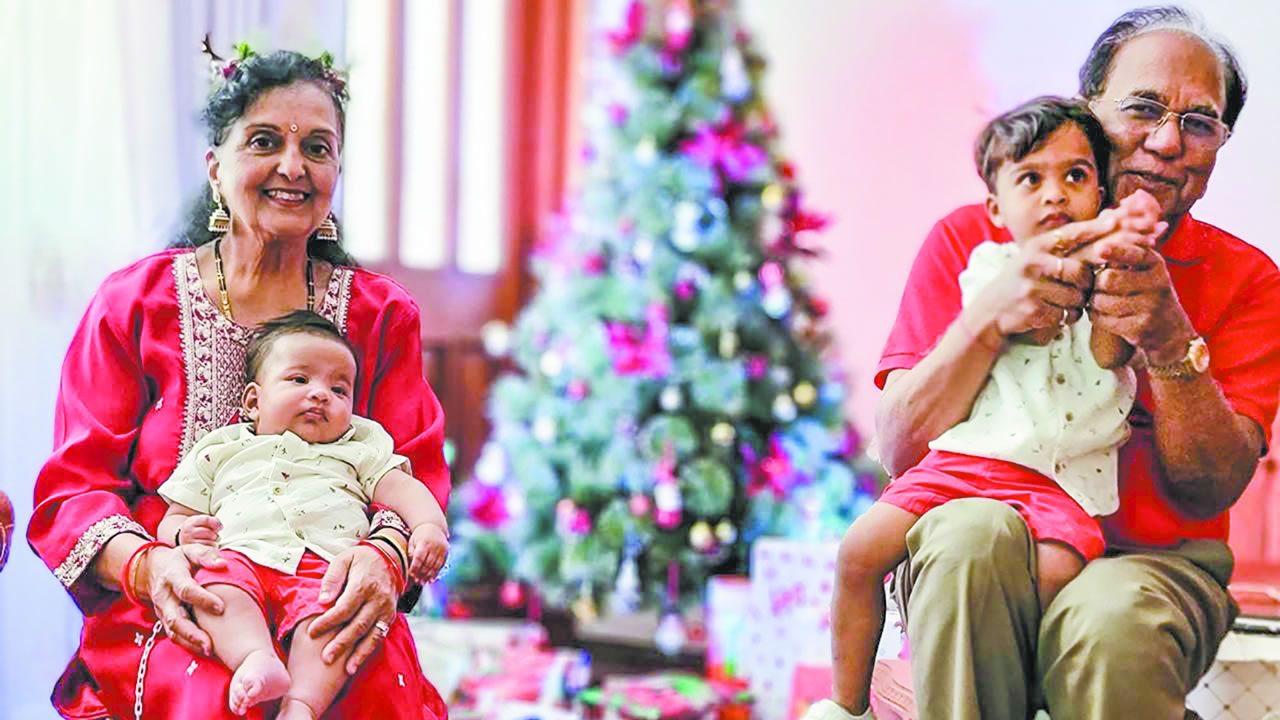 Anil et Shanon Devi Bachoo sont comblés par leurs petits-enfants, Khiyansh, 2 ans, et Rihansh, à peine 3 mois.