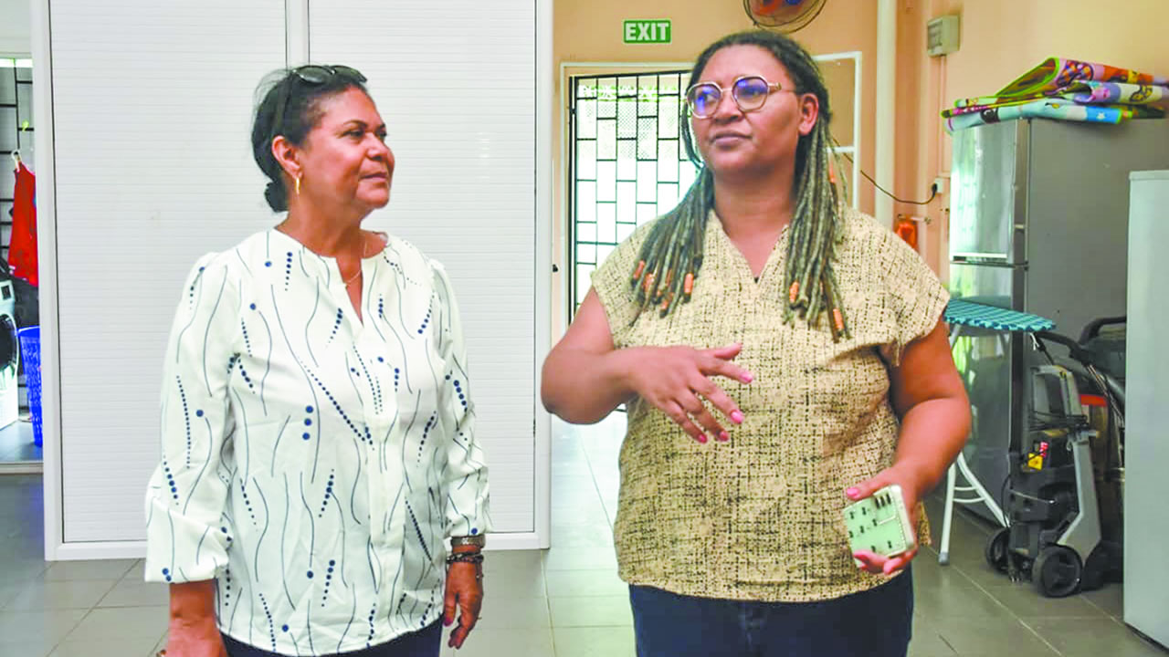 La ministre Navarre-Marie s’entretenant avec le personnel lors de sa visite sur le terrain afin d’évaluer la situation.