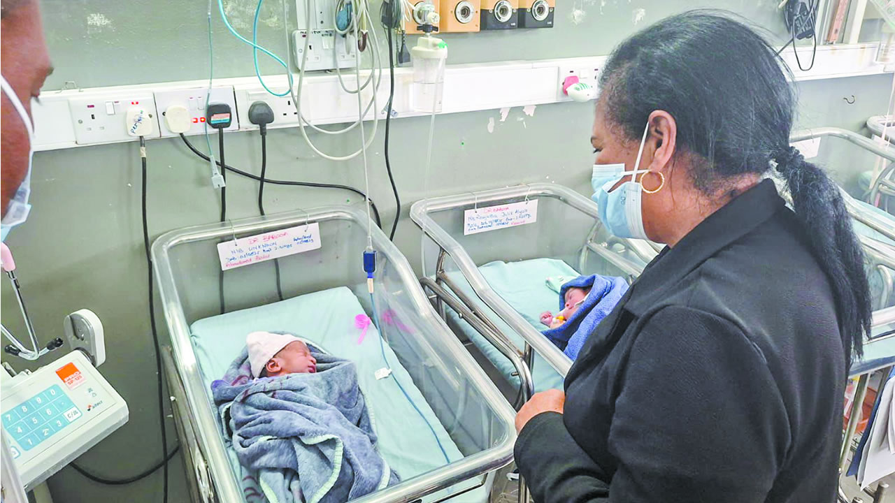 La ministre Arianne Navarre-Marie auprès de la petite Solea.