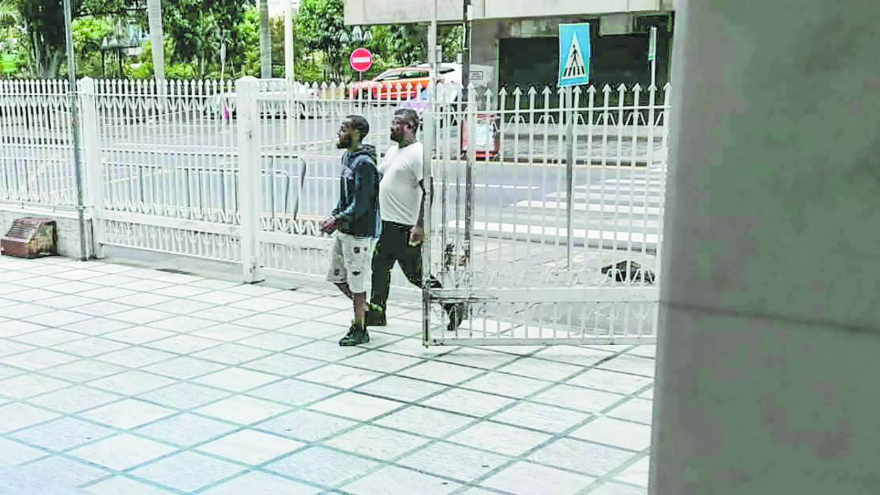 Les trois suspects ont été traduits devant le Week-end Court le samedi 27 décembre 2025.