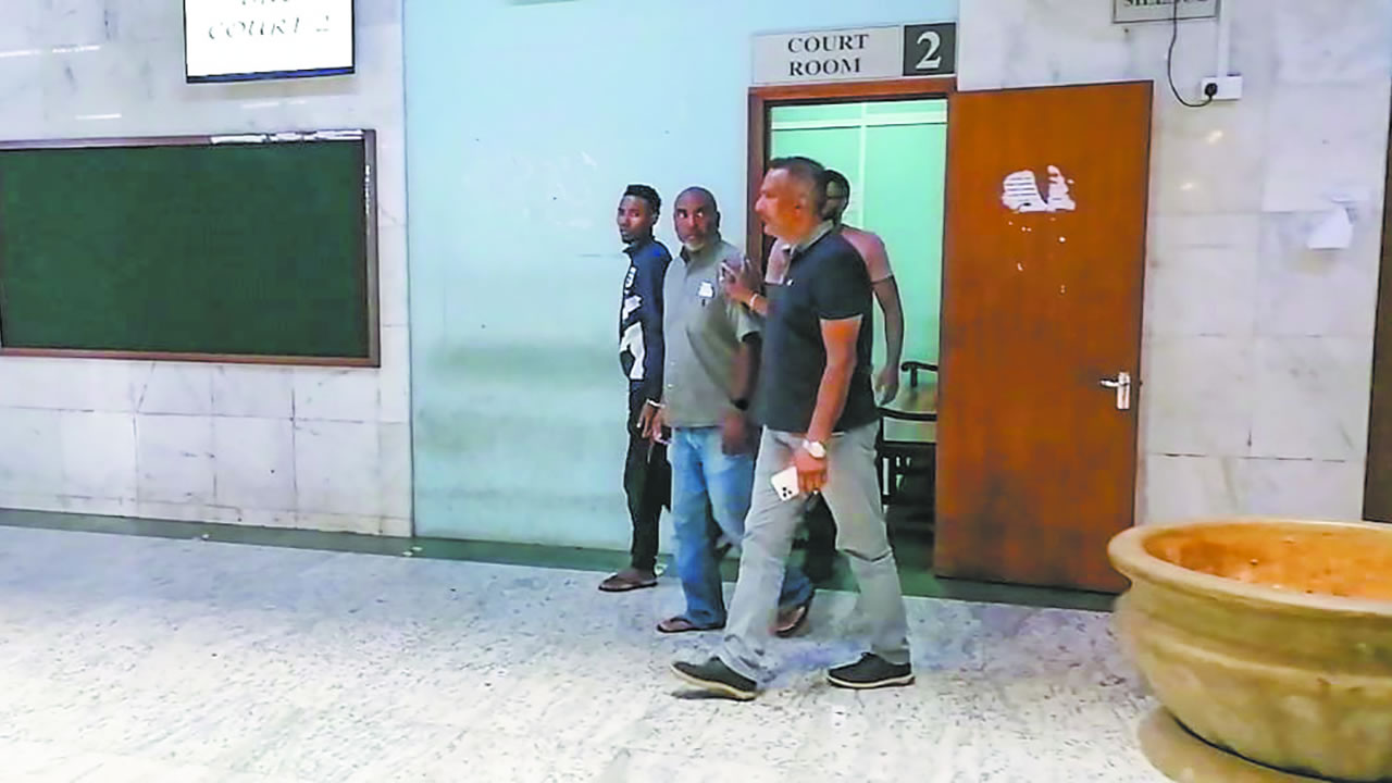 Les trois suspects ont été traduits devant le Week-end Court le samedi 27 décembre 2025.