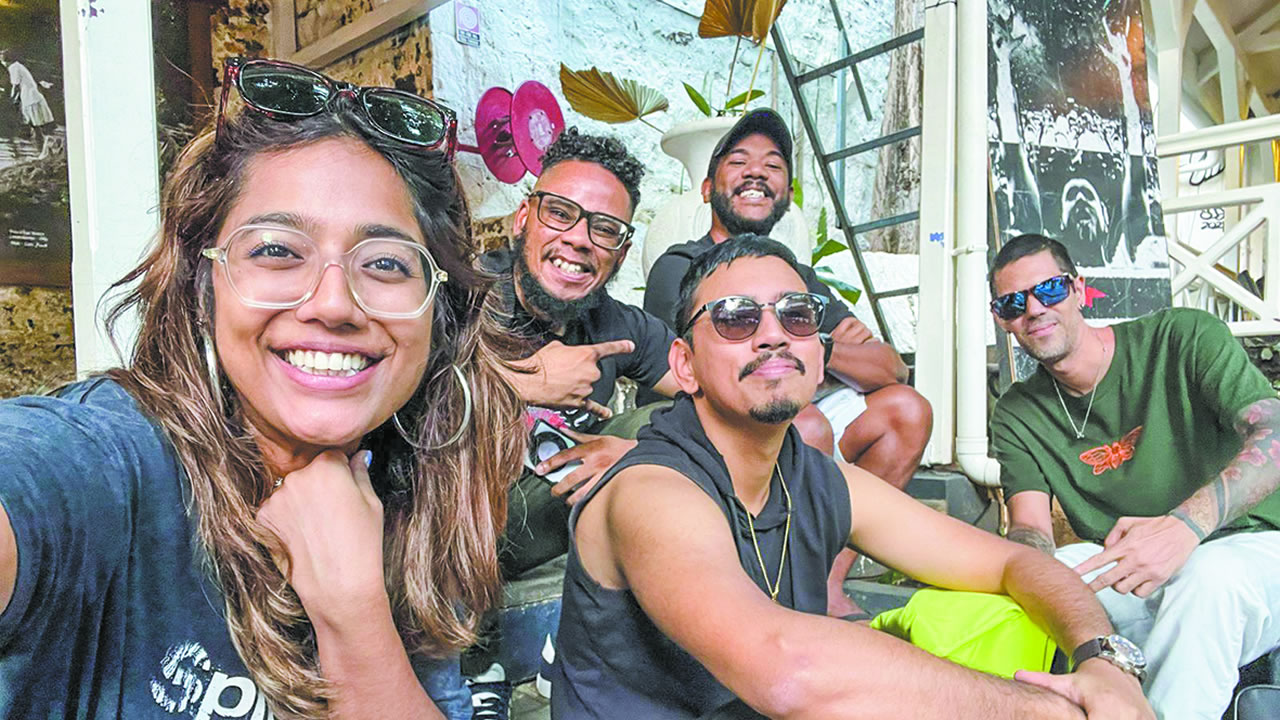 Neha et le groupe de metal Ryōshi.