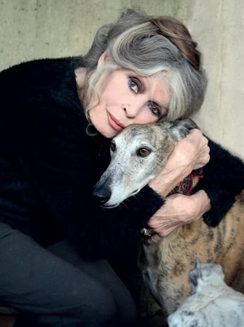 À La Madrague, Brigitte Bardot partage un moment de tendresse avec l’un de ses chiens.