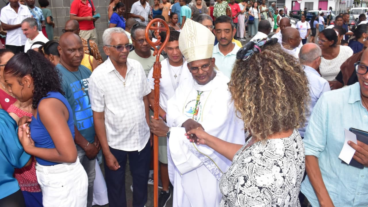 Mgr Durhône salue les fidèles réunis sur le parvis de la cathédrale Saint-Louis.