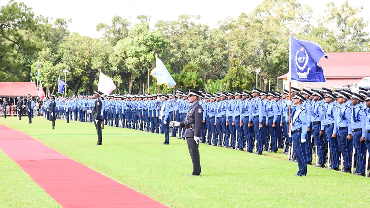 La police compte actuellement 1 235 postes vacants.