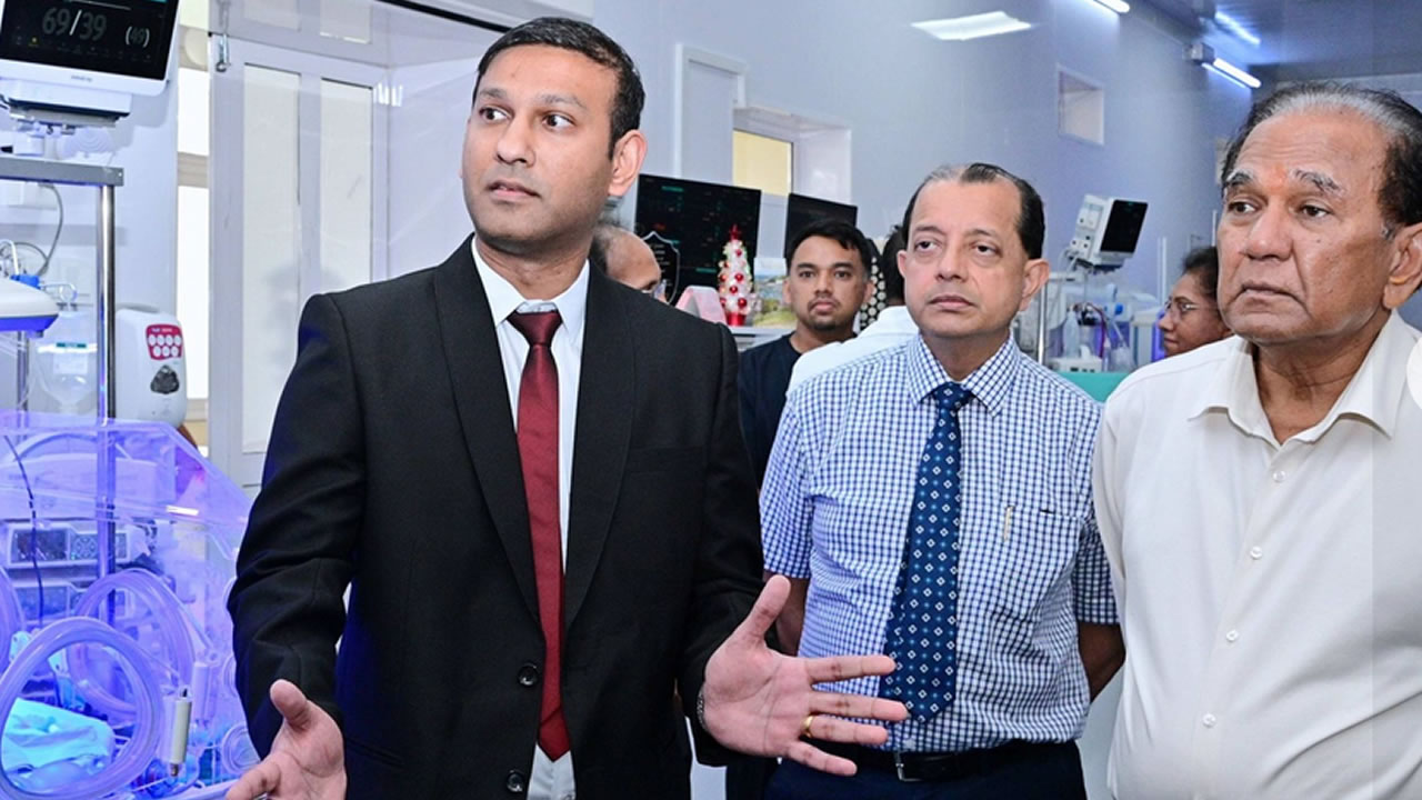 Le ministre de la Santé, Anil Bachoo (à dr.),  en compagnie du Dr Mangroo (à g.).