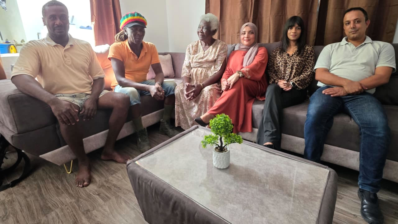 Brunette Palpathose, ses fils et Sheila Noorbux, aux côtés des sponsors ayant rendu possible cette transformation.