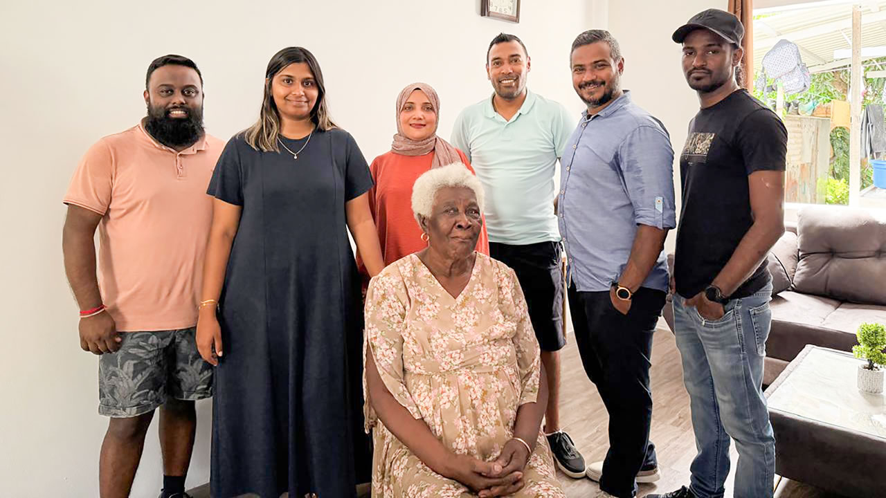 Brunette Palpathose entourée des membres de l’équipe ayant participé à la rénovation de la maison.