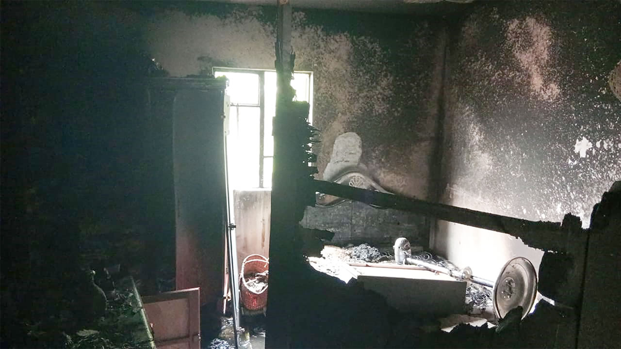 Après l’incendie, il ne restait que des murs noirs de cendres.