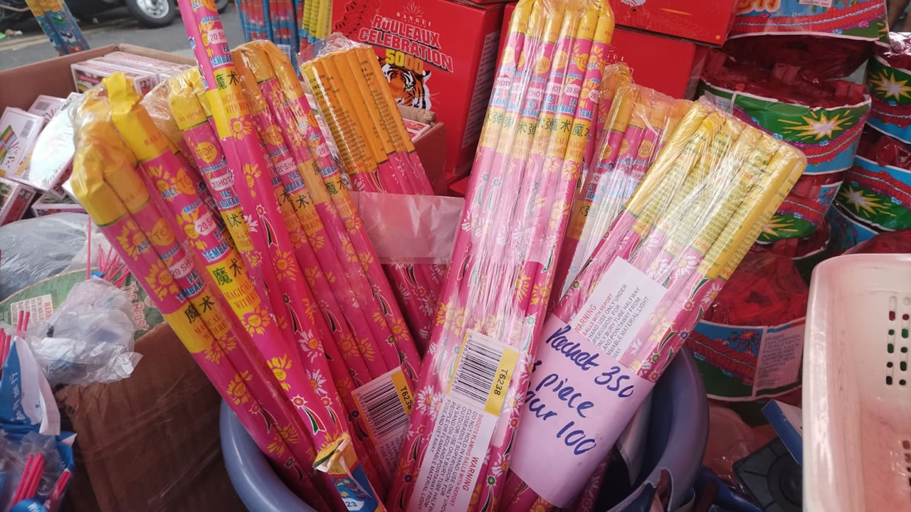 Des petites mèches à Rs 10 aux pétards plus imposants pouvant atteindre Rs 1 000, l’offre  est large.