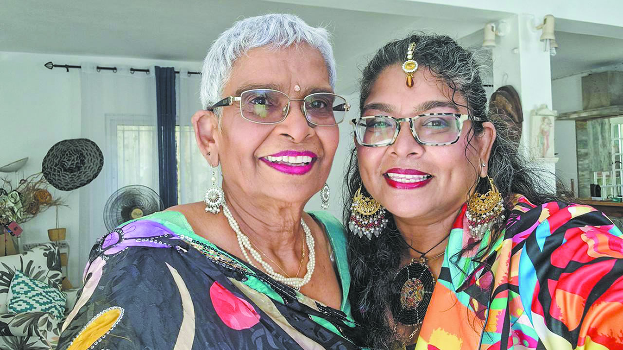 Anushka Virahsawmy aux côtés de sa maman Loga, symbole d’amour, de force et de résilience familiale.