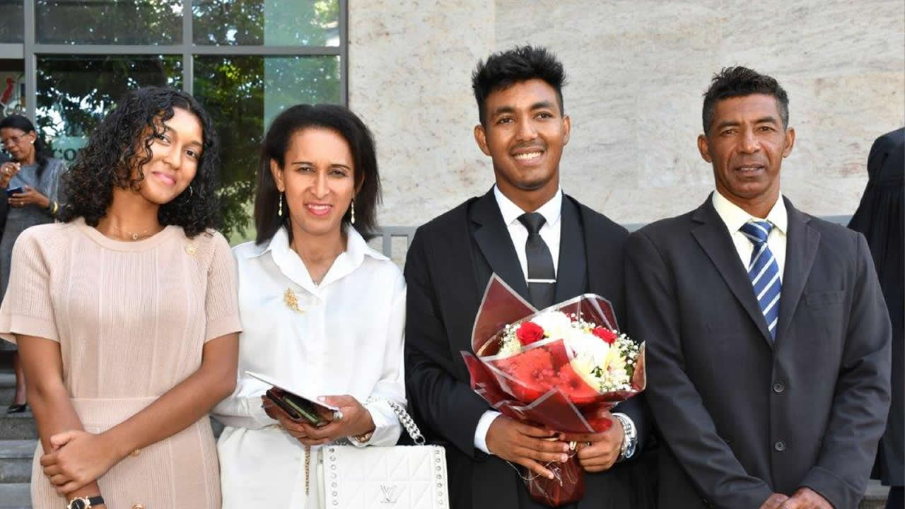 Emmanuel Yaell Laval en compagnie de ses proches après la prestation de serment devant la Cour.