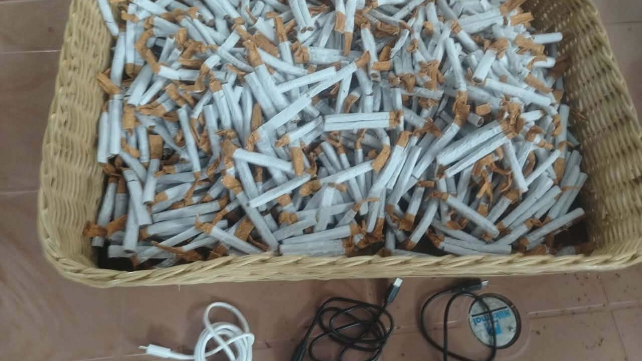 Les cigarettes découvertes dans les bouteilles saisies.