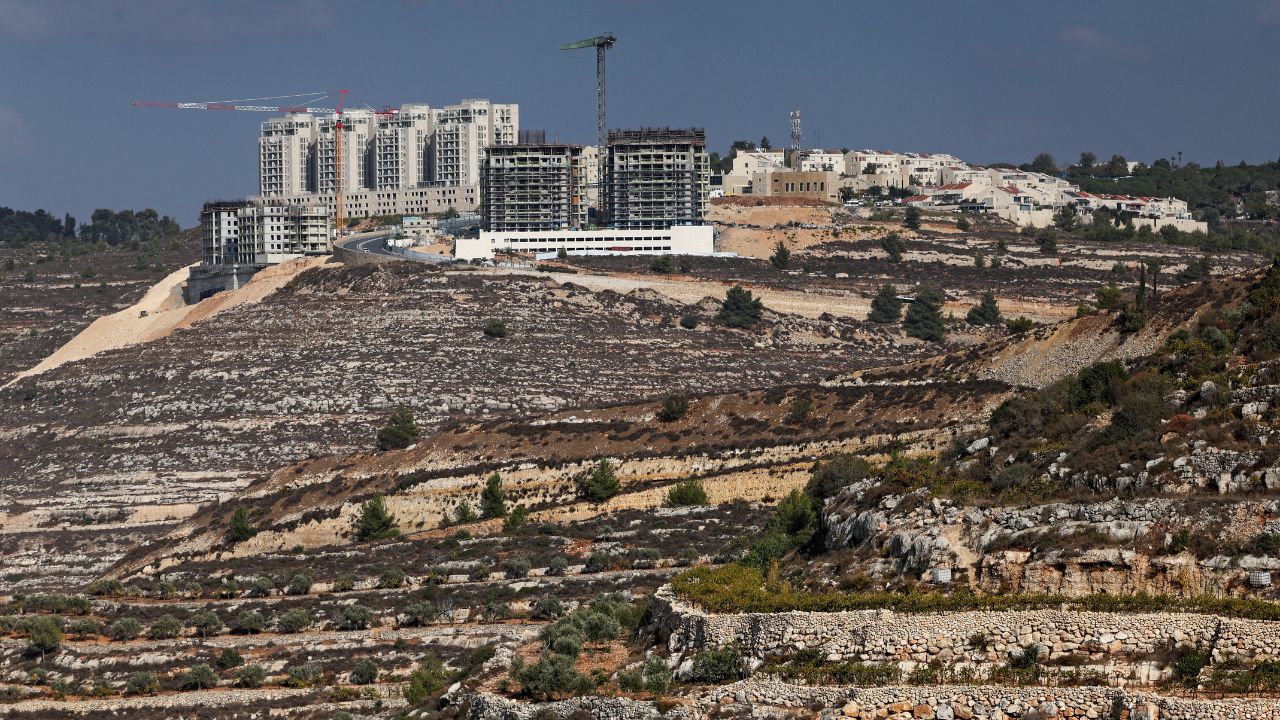 Des immeubles nouvellement construits sont photographiés dans la colonie israélienne de Givat Zeev, près de la ville palestinienne de Ramallah, en Cisjordanie occupée, le 24 octobre 2025.
