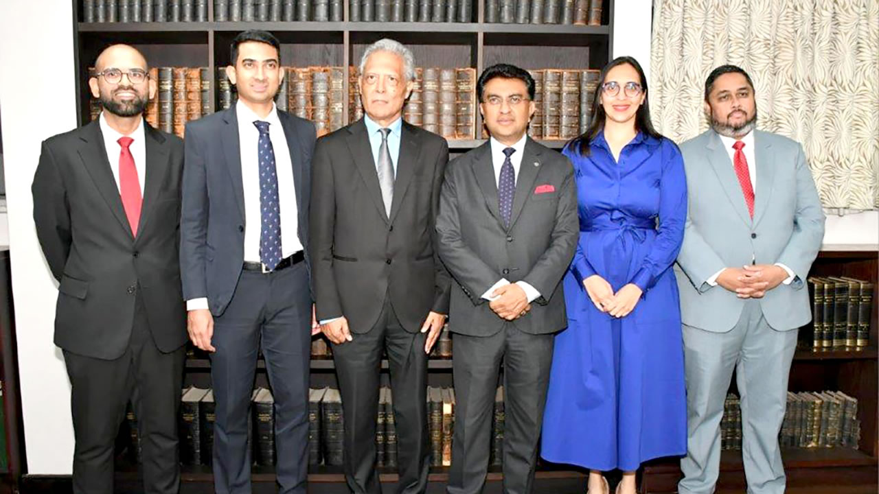 De g. à dr., Mes Mohammad Zaki Ramtoolah, Bishan Ramdenee, Antoine Domingue, SC, Yatin Varma, Natasha Behary Paray et Hisham Oozeer.