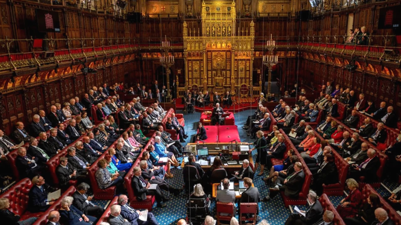 La House of Lords renvoie le texte de loi à la Chambre des communes.