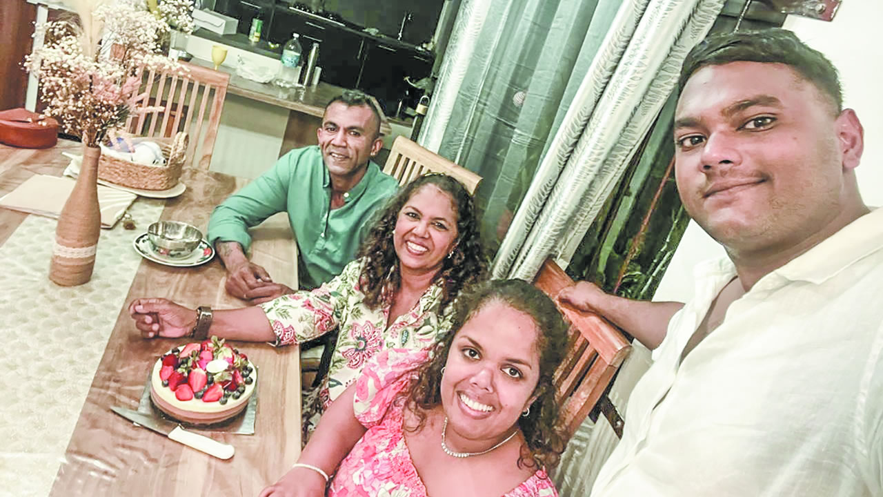 En compagnie de son frère aîné Rudy, son petit frère Yoven, et Jocelyne, sa mère.