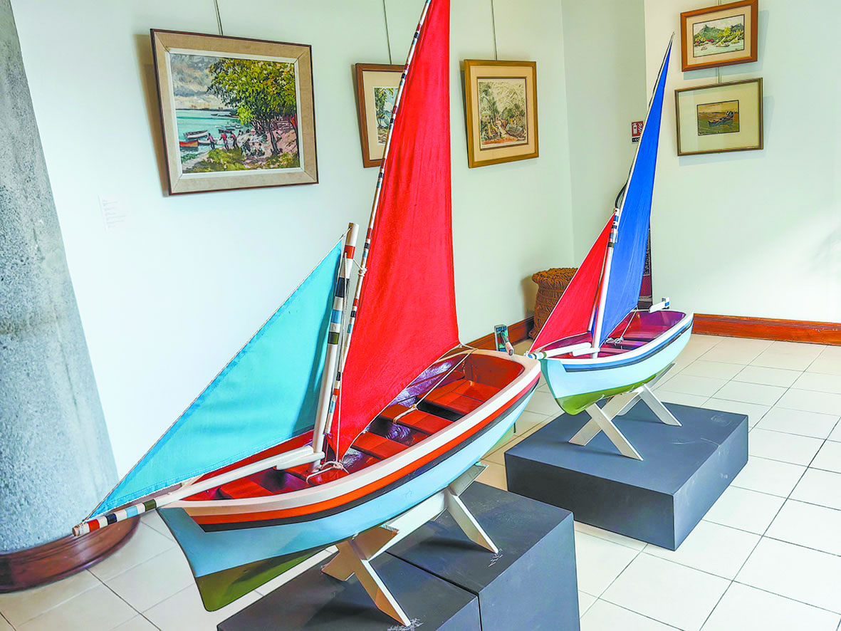 Des pirogues de bois faites à la main exposées au Blue Penny Museum au Caudan. 