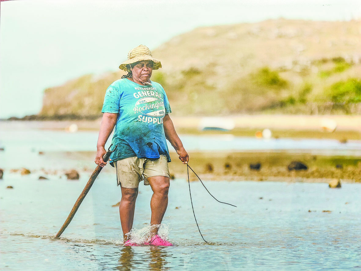 Femme pêcheuse à l’île Rodrigues.