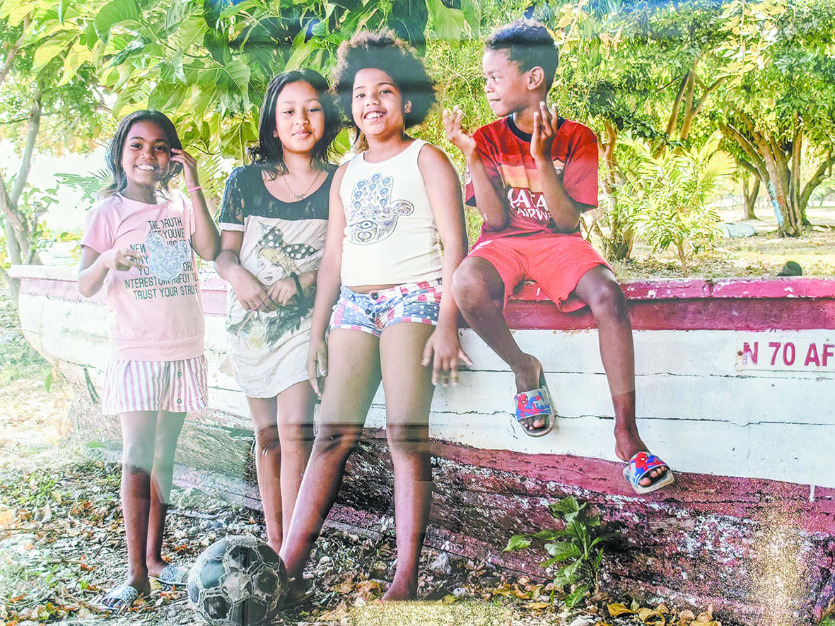 Bien qu’ils vivent au bord de la mer, ces enfants posant à côté d’une pirogue à Bain-des-Dames sont peu susceptibles de suivre, dans les années à venir, les traces des pêcheurs traditionnels.