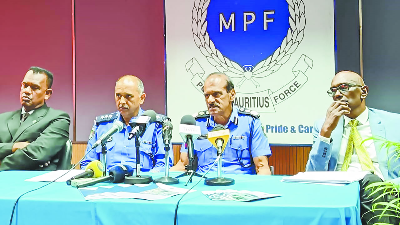 Le CP entouré des DCP Jhugroo, Seebah, et Rassen.