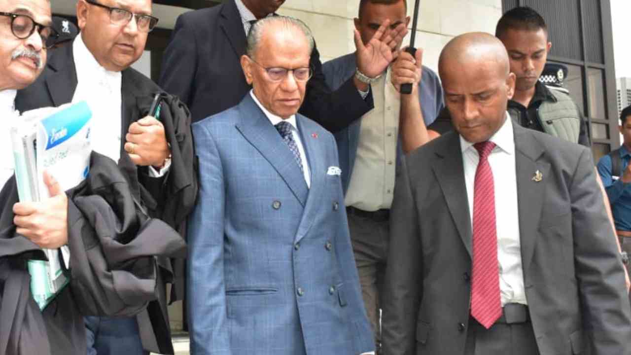 150126-navin-sorti-de-cour