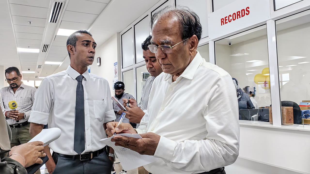 Le ministre prenant des notes lors de sa visite.