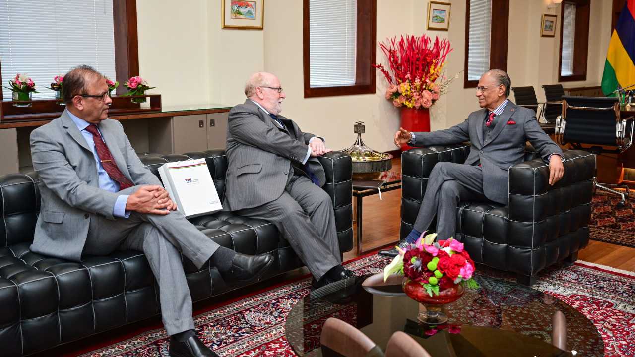 Au PMO : Le Dr Baker, expert international en fiscalité, rencontre Navin Ramgoolam