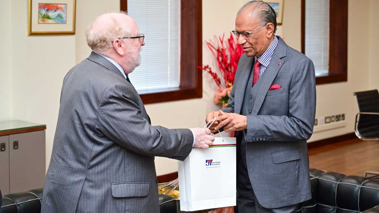 Au PMO : Le Dr Baker, expert international en fiscalité, rencontre Navin Ramgoolam