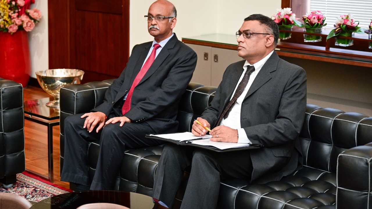 Au PMO : Le Dr Baker, expert international en fiscalité, rencontre Navin Ramgoolam