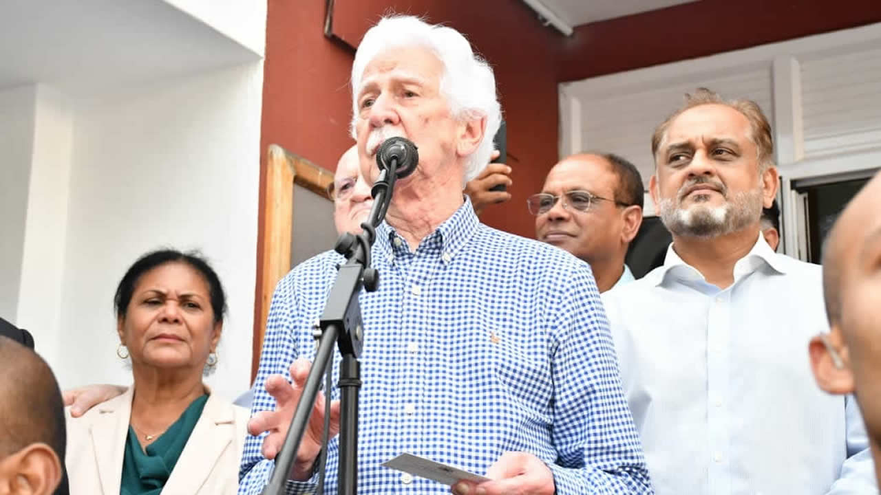 Paul Bérenger s’adressant à ses partisans,  le lundi 17 novembre 2025, à l’issue de la réunion du comité central du MMM.