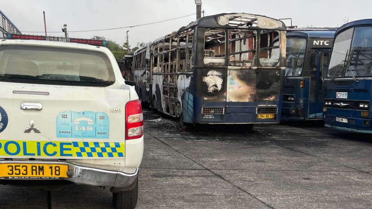 Au dépôt de Forest-Side : deux autobus de la CNT ravagés par les flammes, la direction soupçonne un acte criminel