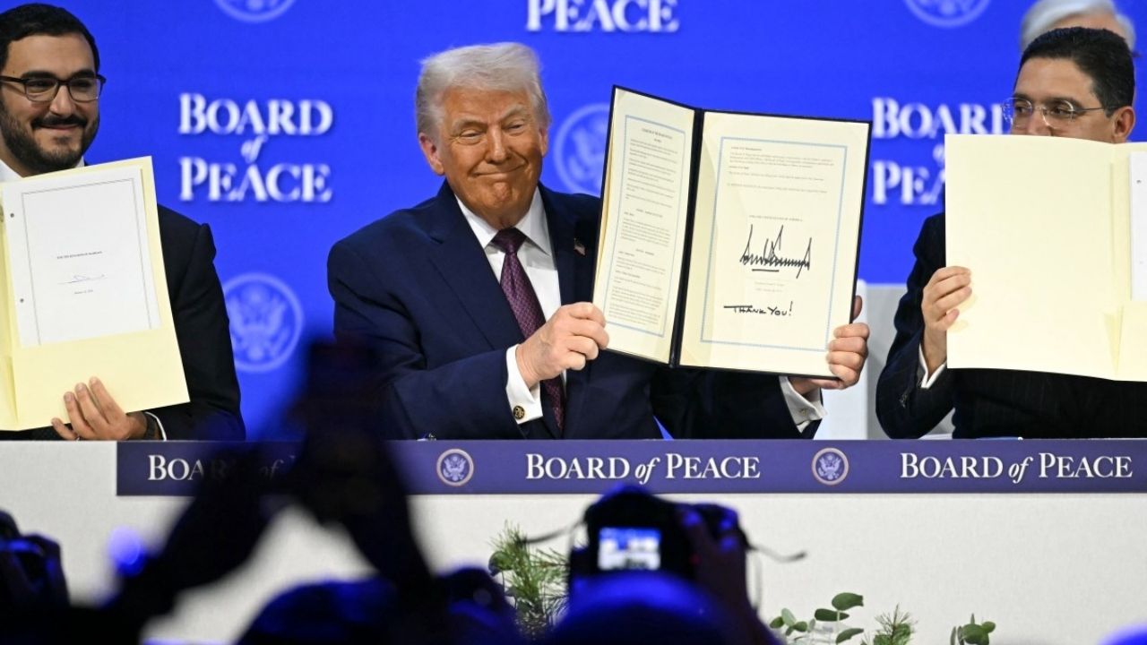 Donald Trump signant la charte fondatrice du "Conseil de paix" 220126