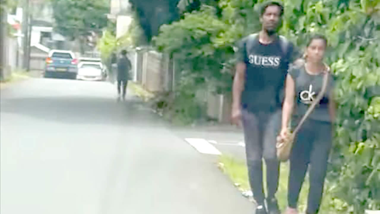 Le couple de malfrats filmé à Rose-Hill.