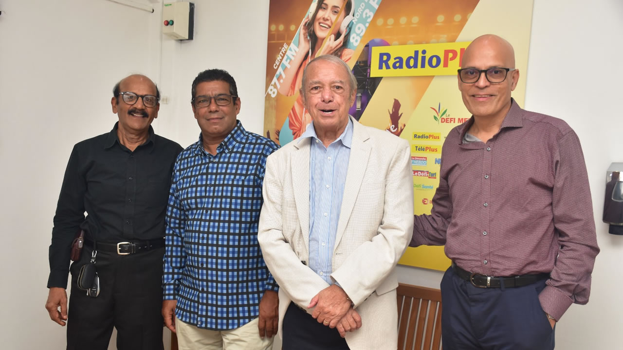 Les quatre invités sur le plateau de Radio Plus le lundi 12 janvier, Faizal Jeerooburkhan, Raj Ramlugun, Lindsay Rivière et Harish Chundunsing.