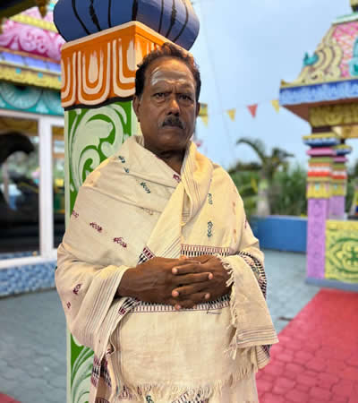 Thiru Thondarr Indiren Vyapooree, officiant au kovil de Belle Vue Pilot, à Fond-du-Sac.