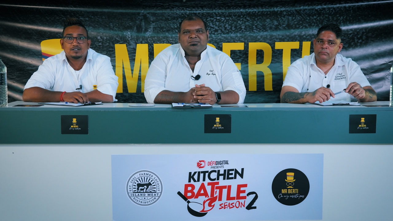De gauche à droite : les chefs Kushal, Rajiv Tapsee et Ganessen, membres du jury pour la première demi-finale.