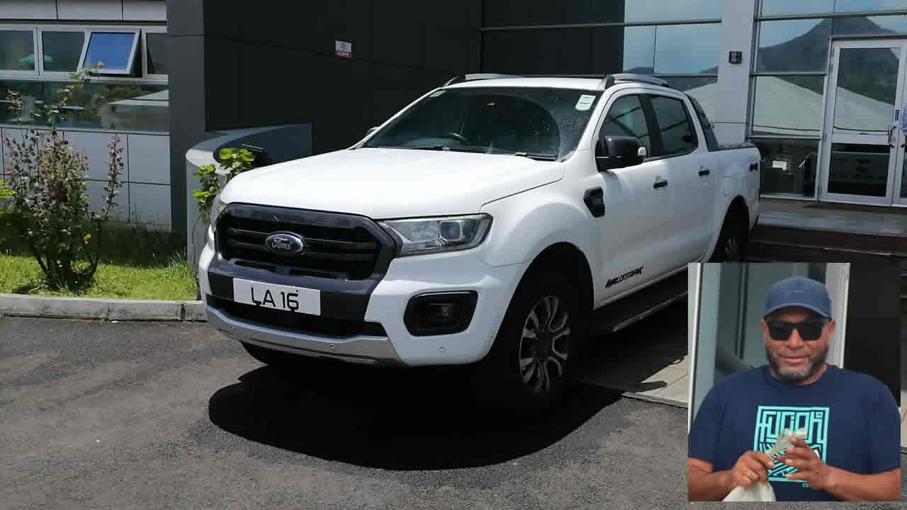 Les financements pour l'achat des véhicules sont passés à la loupe. Il demeure en détention après son arrestation par la FCC. 